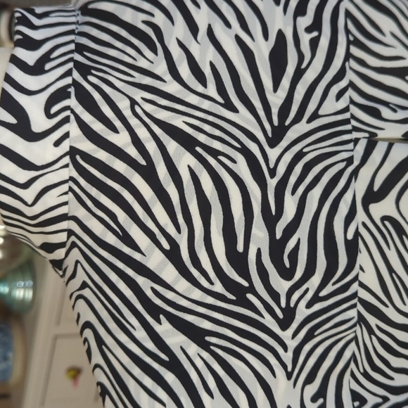Rose & Olive Black/White Button Up 3/4 Sleeve Zebra Pattern Blouse Sz 3X - Picture 4 of 8